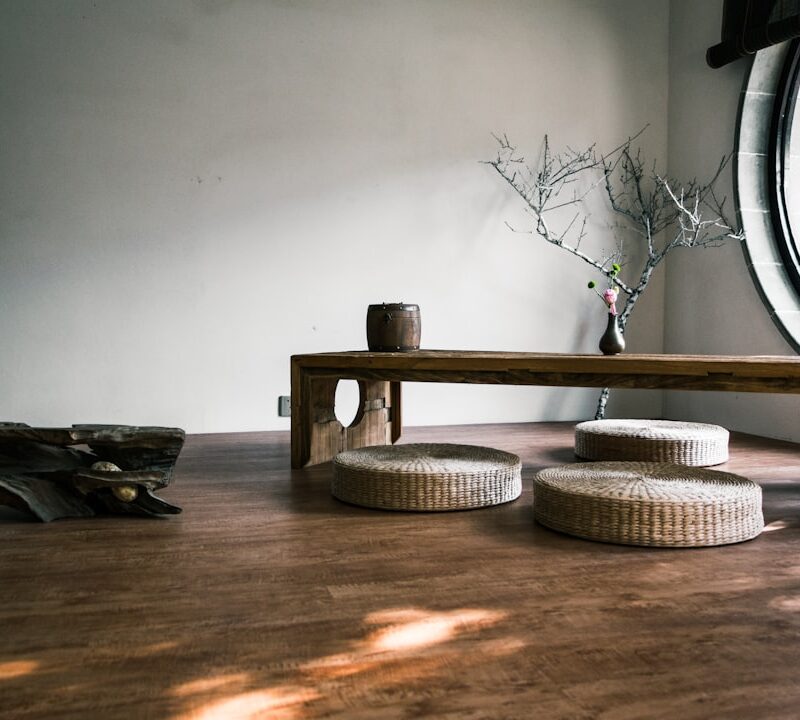 Japandi in huis: hout, rust en een spiegel die het af maakt