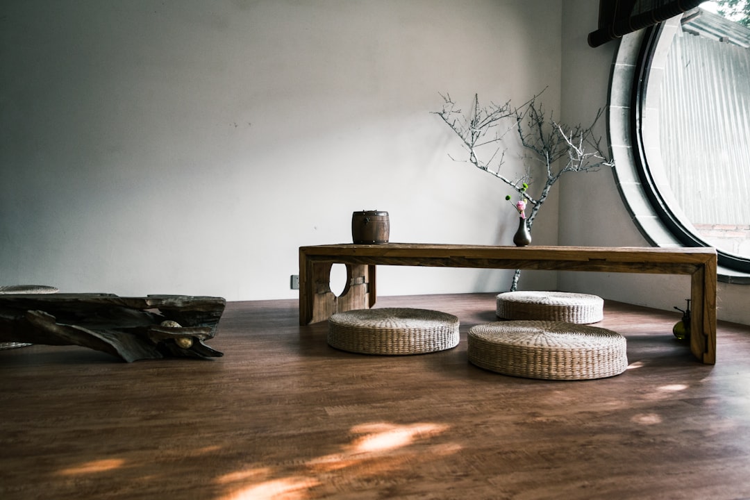 Japandi interieur met hout en een spiegel