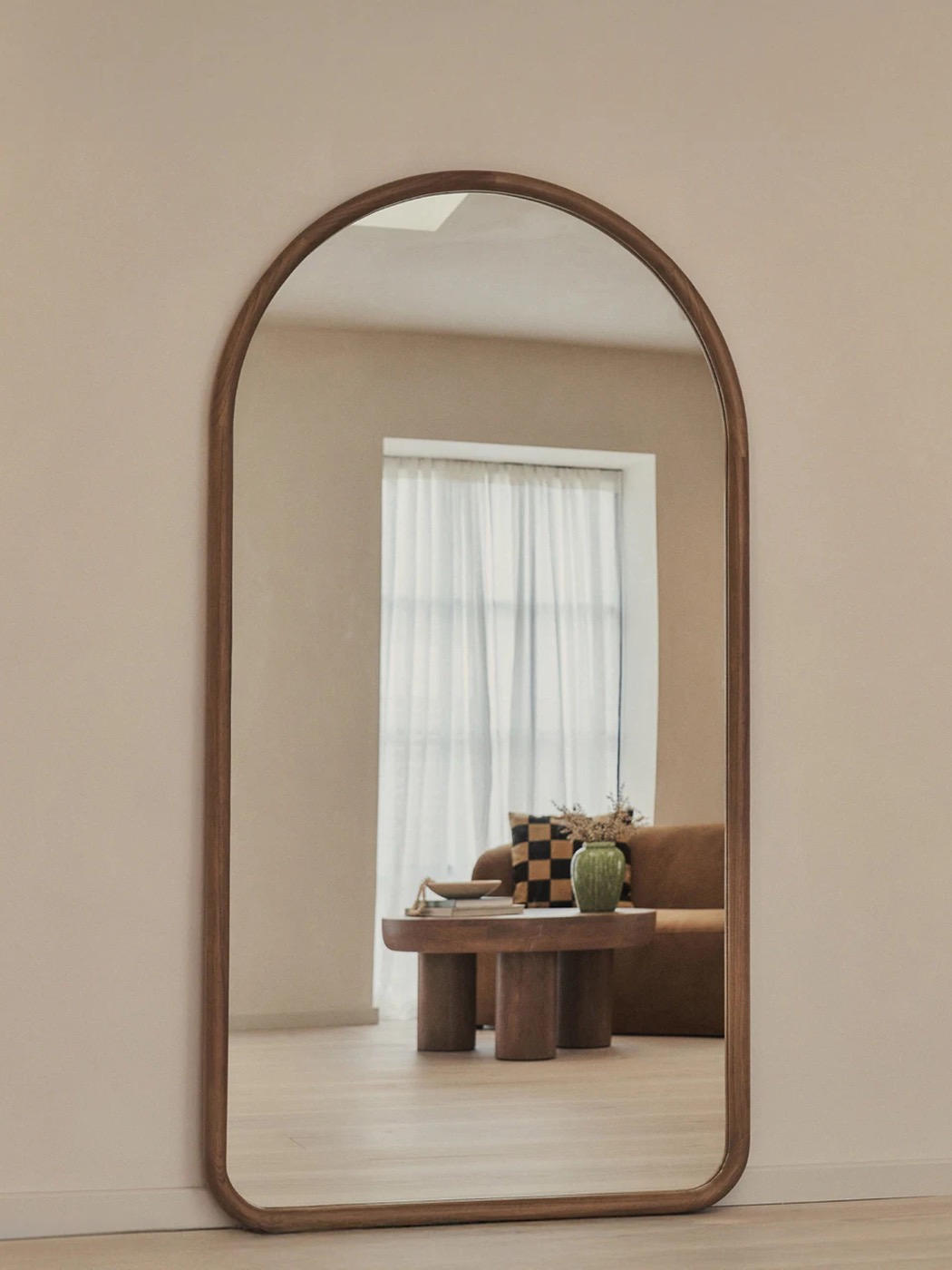Japandi-interieur met een spiegel als wandobject